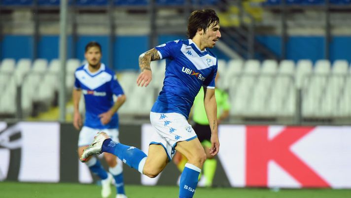 BRESCIA, ITALY - JULY 11: Sandro Tonali of Brescia Calcio in action during the Serie A match between Brescia Calcio and AS Roma at Stadio Mario Rigamonti on July 11, 2020 in Brescia, Italy. (Photo by Pier Marco Tacca/Getty Images) BRESCIA, ITALY - JULY 11: Sandro Tonali of Brescia Calcio in action during the Serie A match between Brescia Calcio and AS Roma at Stadio Mario Rigamonti on July 11, 2020 in Brescia, Italy. (Photo by Pier Marco Tacca/Getty Images)
