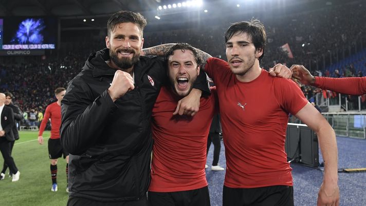 Olivier Giroud, Davide Calabria e Sandro Tonali (giocatori AC Milan) al termine di Lazio-Milan 1-2 (Serie A 2021-2022) | News (Getty Images) Lazio-Milan 1-2 Serie A 2021-2022 Giroud Calabria Tonali