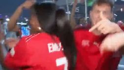 Svizzera agli ottavi del Mondiale: la mamma di Embolo si scatena con i tifosi (VIDEO)