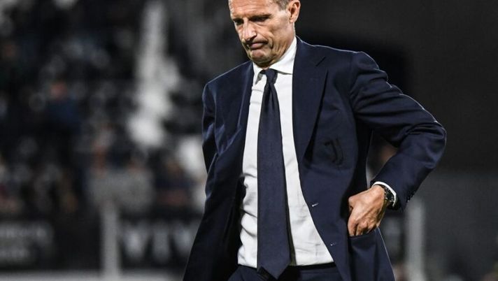 Juventus' Italian head coach Massimiliano Allegri leaves the pitch at the end of the Italian Serie A football match between Spezia and Juventus on September 22, 2021 at the Alberto-Picco stadium in La Spezia. (Photo by ANDREAS SOLARO / AFP) (Photo by ANDREAS SOLARO/AFP via Getty Images) Allegri: “Vi dico quattro titolari! Chiesa, Dybala, Alex Sandro, Bonucci, Chiellini, Danilo…” - immagine 1
