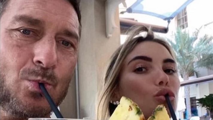 In uscita il libro di Ilary Blasi, Totti e Noemi si mostrano uniti - immagine 1