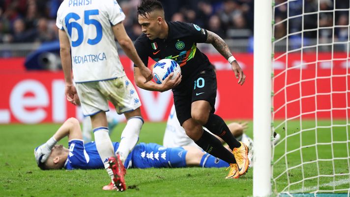 MILAN, ITALY - MAY 06: Lautaro Martinez of FC Internazionale collects the ball, celebrating their team's first goal, an own goal scored by Simone Romagnoli of Empoli (not pictured) during the Serie A match between FC Internazionale and Empoli FC at Stadio Giuseppe Meazza on May 06, 2022 in Milan, Italy. (Photo by Marco Luzzani/Getty Images) Scudetto, Milan e Inter si aggrappano a Leao e Lautaro. I nerazzurri non hanno… - immagine 1