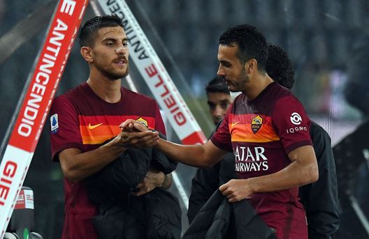 UDINE, ITALY - OCTOBER 03: Lorenzo Pellegrini shakes hands with Pedro of AS Roma during the Serie A match between Udinese Calcio and AS Roma at Dacia Arena on October 03, 2020 in Udine, Italy. (Photo by Alessandro Sabattini/Getty Images) UDINE, ITALY - OCTOBER 03: Lorenzo Pellegrini shakes hands with Pedro of AS Roma during the Serie A match between Udinese Calcio and AS Roma at Dacia Arena on October 03, 2020 in Udine, Italy. (Photo by Alessandro Sabattini/Getty Images)