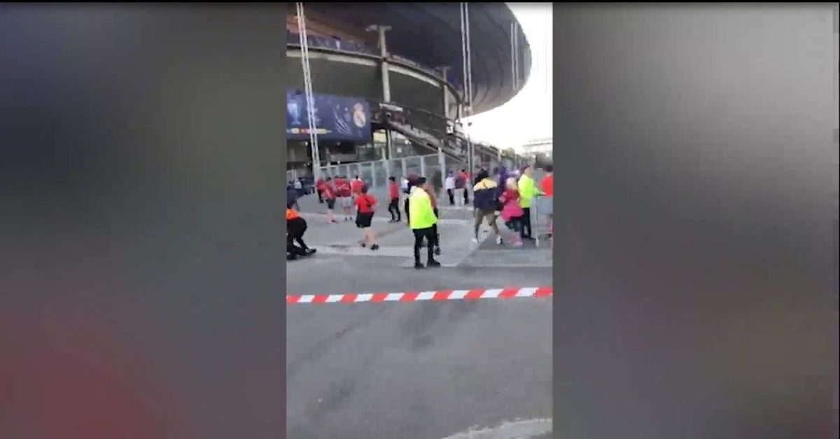 Champions League, tifosi senza biglietto scavalcano i cancelli dello stadio | VIDEO