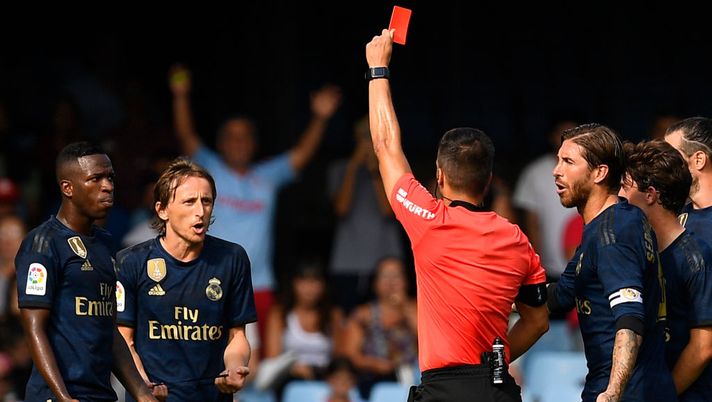 VIGO, SPAIN - AUGUST 17: Estrada Fernandez, the referee, shows a red card to Luka Modric of Real Madrid during the Liga match between RC Celta de Vigo and Real Madrid CF at Abanca-Balaídos on August 17, 2019 in Vigo, Spain. (Photo by Octavio Passos/Getty Images) VIGO, SPAIN - AUGUST 17: Estrada Fernandez, the referee, shows a red card to Luka Modric of Real Madrid during the Liga match between RC Celta de Vigo and Real Madrid CF at Abanca-Balaídos on August 17, 2019 in Vigo, Spain. (Photo by Octavio Passos/Getty Images)