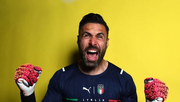FLORENCE, ITALY - JUNE 02: Salvatore Sirigu of Italy poses during an official portrait session at Centro Tecnico Federale di Coverciano at Coverciano on June 02, 2021 in Florence, Italy. (Photo by Claudio Villa/Getty Images) Napoli, la Gazzetta conferma: “Il colpo Sirigu è concluso, così la sua gestione” - immagine 1