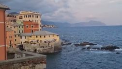 Il derby di Boccadasse: la manina (blucerchiata?) ha tolto la bandiera del Genoa dallo storico scoglio…