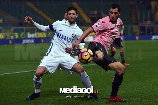 PALERMO, ITALY - JANUARY 22: Ilija Nestorovski of Palermo  is challenged by Roberto Gagliardini of Inter during the Serie A match between US Citta di Palermo and FC Internazionale at Stadio Renzo Barbera on January 22, 2017 in Palermo, Italy.  (Photo by Tullio M. Puglia/Getty Images) 