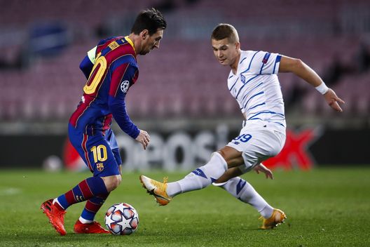  BARCELONA, SPAIN - NOVEMBER 04: Lionel Messi of FC Barcelona dribbles Vladyslav Supryaga of FC Dinamo de Kiev during the UEFA Champions League Group G stage match between FC Barcelona and Dynamo Kyiv at Camp Nou on November 04, 2020 in Barcelona, Spain. (Photo by Eric Alonso/Getty Images) 