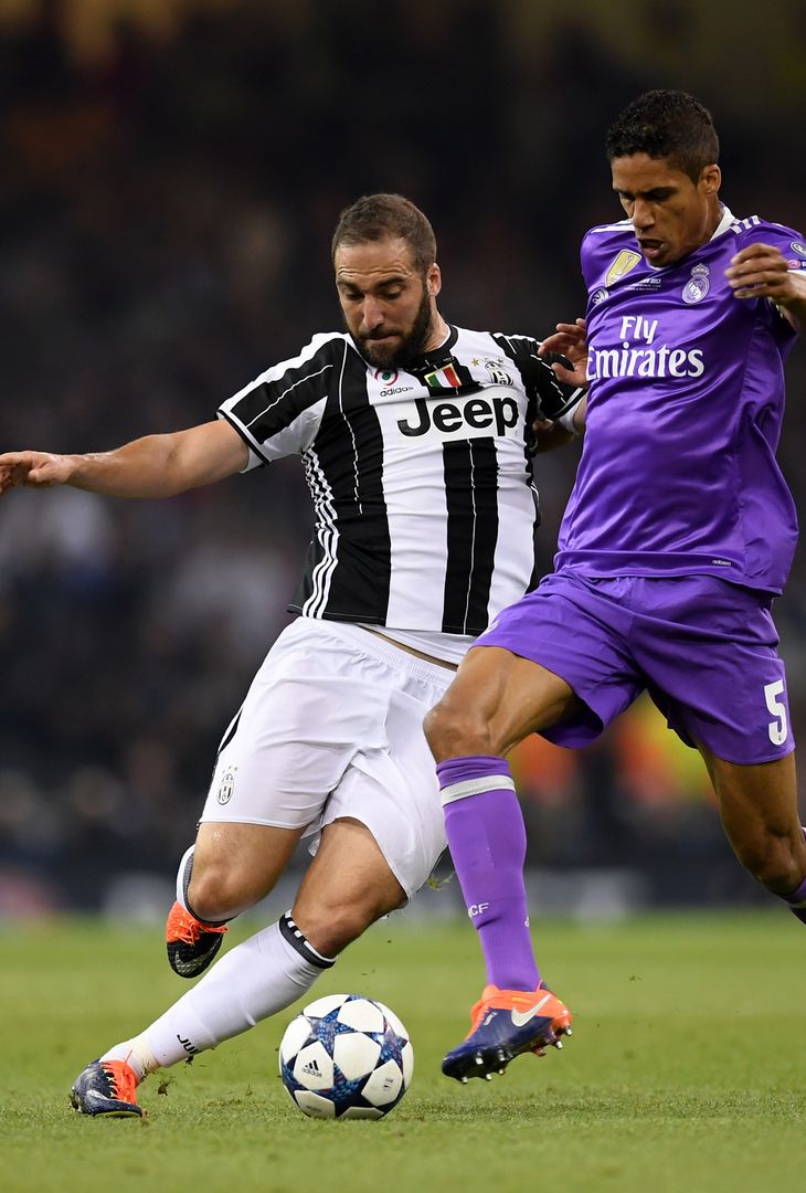  CARDIFF, WALES - JUNE 03: Gonzalo Higuain of Juventus and Raphael Varane of Real Madrid battle for possession during the UEFA Champions League Final between Juventus and Real Madrid at National Stadium of Wales on June 3, 2017 in Cardiff, Wales.  (Photo by Matthias Hangst/Getty Images) 