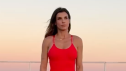 VIDEO / Elisabetta Canalis, allenamento acrobatico. Fisico strepitoso per la showgirl