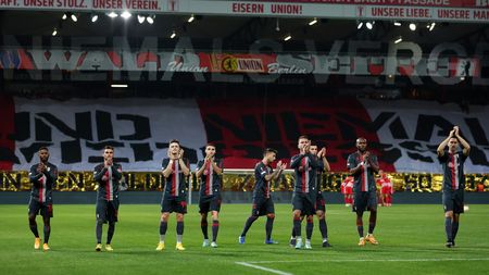 BERLIN, GERMANY - OCTOBER 27: Sporting Braga players applaud the fans prior to the UEFA Europa League group D match between 1. FC Union Berlin and Sporting Braga at Stadion an der alten Försterei on October 27, 2022 in Berlin, Germany. (Photo by Maja Hitij/Getty Images)