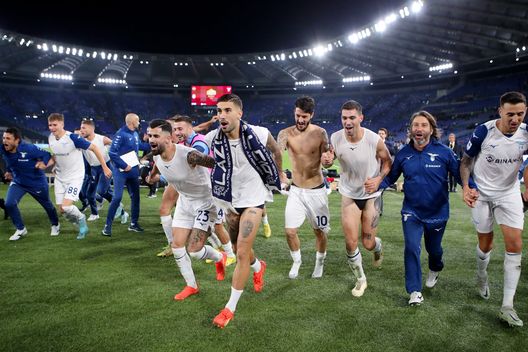 ROME, ITALY - NOVEMBER 06: Players and Staff of SS Lazio celebrate their side's win in front of their fans after the final whistle of the Serie A match between AS Roma and SS Lazio at Stadio Olimpico on November 06, 2022 in Rome, Italy. (Photo by Paolo Bruno/Getty Images) Roma-Lazio