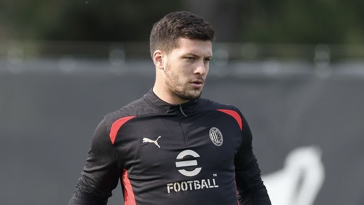 Luka Jovic (attaccante AC Milan), qui durante una seduta di allenamento con i rossoneri a Milanello | Milan News (Getty Images) Luka Jovic AC Milan allenamento Milanello