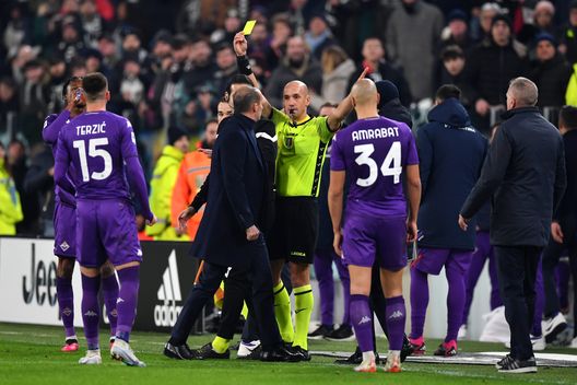 TURIN, ITALY - FEBRUARY 12: Referee Michael Fabbri shows a yellow card to Massimiliano Allegri, Head Coach of Juventus, during the Serie A match between Juventus and ACF Fiorentina at on February 12, 2023 in Turin, Italy. (Photo by Valerio Pennicino/Getty Images) QS: “Il problema cronico della Fiorentina. Tanto coraggio, ma niente gol”- immagine 2