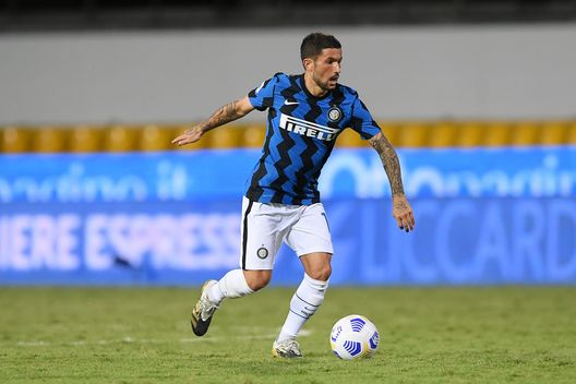  BENEVENTO, ITALY - SEPTEMBER 30: Stefano Sensi of FC Internazionale during the Serie A match between Benevento Calcio and FC Internazionale at Stadio Ciro Vigorito on September 30, 2020 in Benevento, Italy. (Photo by Francesco Pecoraro/Getty Images) 