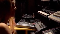 VIDEO / Diletta, che musica! Prima al piano, poi si scatena versione Dj