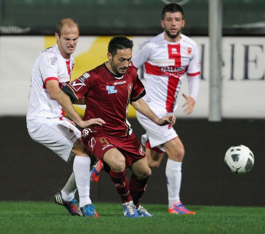 REGGIO CALABRIA, ITALY - JANUARY 18: David Di Michele (L) of Reggina competes for the ball with Vullnet Basha of Sion during the friendly match between Reggina Calcio and FC Sion on January 18, 2013 in Reggio Calabria, Italy. (Photo by Maurizio Lagana/Getty Images) REGGIO CALABRIA, ITALY - JANUARY 18: David Di Michele (L) of Reggina competes for the ball with Vullnet Basha of Sion during the friendly match between Reggina Calcio and FC Sion on January 18, 2013 in Reggio Calabria, Italy. (Photo by Maurizio Lagana/Getty Images)
