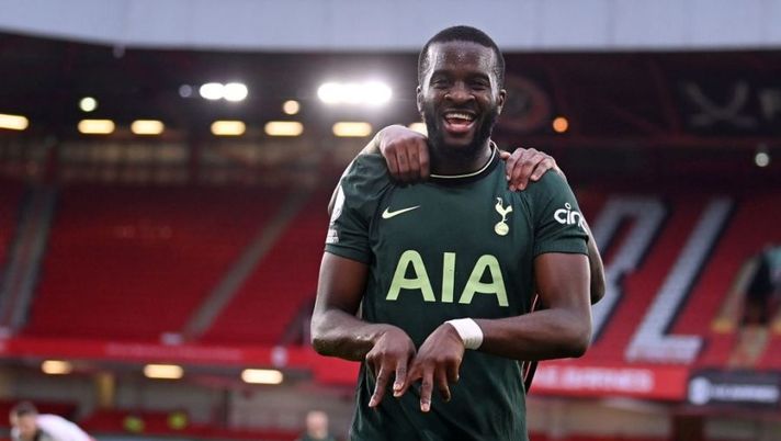 Tottenham Hotspur's French midfielder Tanguy Ndombele celebrates scoring his team's third goal during the English Premier League football match between Sheffield United and Tottenham Hotspur at Bramall Lane in Sheffield, northern England on January 17, 2021. (Photo by Laurence Griffiths / POOL / AFP) / RESTRICTED TO EDITORIAL USE. No use with unauthorized audio, video, data, fixture lists, club/league logos or 'live' services. Online in-match use limited to 120 images. An additional 40 images may be used in extra time. No video emulation. Social media in-match use limited to 120 images. An additional 40 images may be used in extra time. No use in betting publications, games or single club/league/player publications. / (Photo by LAURENCE GRIFFITHS/POOL/AFP via Getty Images) UFFICIALE – Ndombele è un giocatore del Napoli: la sua possibile gestione al fanta - immagine 1