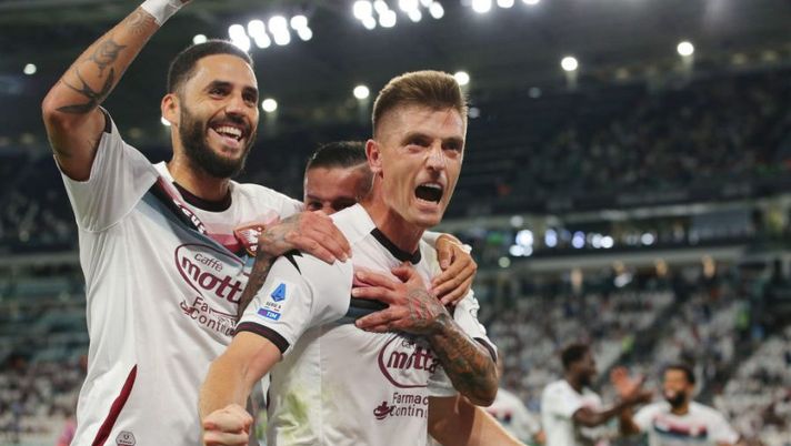TURIN, ITALY - SEPTEMBER 11: Krzysztof Piatek of Salernitana celebrates with teammates after scoring their team's second goal from the penalty spot during the Serie A match between Juventus and Salernitana at on September 11, 2022 in Turin, Italy. (Photo by Jonathan Moscrop/Getty Images) Piatek, Dia, Daniliuc, Vilhena: dubbi e certezze di formazione nella Salernitana - immagine 1