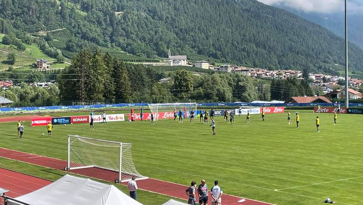 Dimaro Day 9, termina l&#8217;allenamento mattutino: focus sui calci piazzati. Palestra per Malcuit 