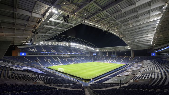 PORTO, PORTUGAL - DECEMBER 01: General view inside the stadium prior to the UEFA Champions League Group C stage match between FC Porto and Manchester City at Estadio do Dragao on December 01, 2020 in Porto, Portugal. Sporting stadiums around Portugal remain under strict restrictions due to the Coronavirus Pandemic as Government social distancing laws prohibit fans inside venues resulting in games being played behind closed doors. (Photo by Octavio Passos/Getty Images) PORTO, PORTUGAL - DECEMBER 01: General view inside the stadium prior to the UEFA Champions League Group C stage match between FC Porto and Manchester City at Estadio do Dragao on December 01, 2020 in Porto, Portugal. Sporting stadiums around Portugal remain under strict restrictions due to the Coronavirus Pandemic as Government social distancing laws prohibit fans inside venues resulting in games being played behind closed doors. (Photo by Octavio Passos/Getty Images)