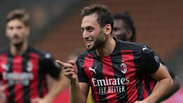 MILAN, ITALY - SEPTEMBER 24: Hakan Calhanoglu of AC Milan celebrates his second goal during the UEFA Europa League third qualifying round match between AC Milan and Bodo Glimt at Stadio Giuseppe Meazza on September 24, 2020 in Milan, Italy. (Photo by Emilio Andreoli/Getty Images) Milan-Roma, probabili formazioni: c’è un forfait per Fonseca, novità Calhanoglu - immagine 1
