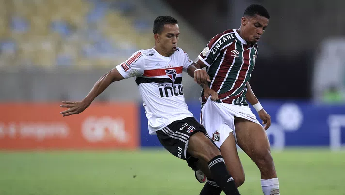 RIO DE JANEIRO, BRAZIL - DECEMBER 26: Marcos Paulo (R) of Fluminense struggles for the ball with Igor Vinícius of Sao Paulo during a match between Fluminense and Sao Paulo as part of 2020 Brasileirao Series A at Maracana Stadium on December 26, 2020 in Rio de Janeiro, Brazil.  (Photo by Buda Mendes/Getty Images)