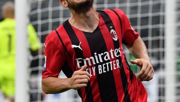 AC Milan's Italian midfielder Alessandro Florenzi reacts after missing a goal opportunity during the Italian Serie A football match between AC Milan and Unione Venezia on September 22, 2021 at the San Siro stadium in Milan. (Photo by Tiziana FABI / AFP) (Photo by TIZIANA FABI/AFP via Getty Images) Florenzi: “In Leao rivedo Mbappé, ma non diteglielo. Anche se c’è una differenza” - immagine 1