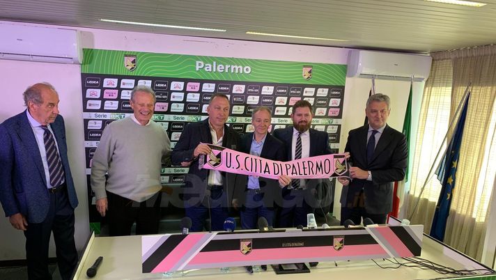 Cessione Palermo, giallo attorno agli atti notarili: chi ha firmato per la cessione del club? Cessione Palermo, giallo attorno agli atti notarili: chi ha firmato per la cessione del club?