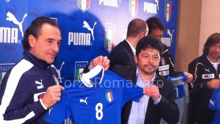 Prandelli: “A Osvaldo chiedo di giocare semplice e di far gol”. Ecco la nuova maglia dell'Italia (FOTO) - immagine 1