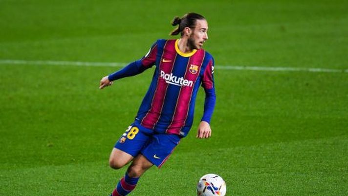 BARCELONA, SPAIN - MARCH 15: Oscar Mingueza of FC Barcelona runs with the ball during the La Liga Santander match between FC Barcelona and SD Huesca at Camp Nou on March 15, 2021 in Barcelona, Spain. Sporting stadiums around Spain remain under strict restrictions due to the Coronavirus Pandemic as Government social distancing laws prohibit fans inside venues resulting in games being played behind closed doors. (Photo by David Ramos/Getty Images) BARCELONA, SPAIN - MARCH 15: Oscar Mingueza of FC Barcelona runs with the ball during the La Liga Santander match between FC Barcelona and SD Huesca at Camp Nou on March 15, 2021 in Barcelona, Spain. Sporting stadiums around Spain remain under strict restrictions due to the Coronavirus Pandemic as Government social distancing laws prohibit fans inside venues resulting in games being played behind closed doors. (Photo by David Ramos/Getty Images)