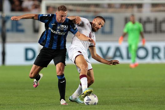 BERGAMO, ITALY - SEPTEMBER 01: Teun Koopmeiners of Atalanta and Nikola Vlasic of Torino FC battle for possession during the Serie A match between Atalanta BC and Torino FC at Gewiss Stadium on September 01, 2022 in Bergamo, Italy. (Photo by Emilio Andreoli/Getty Images)