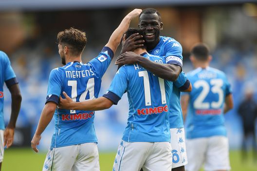  NAPLES, ITALY - OCTOBER 17: Dries Mertens, Kalidou Koulibaly and Hirving Lozano of SSC Napoli celebrate the 1-0 goal scored by Hirving Lozano during the Serie A match between SSC Napoli and Atalanta BC at Stadio San Paolo on October 17, 2020 in Naples, Italy. (Photo by Francesco Pecoraro/Getty Images) 