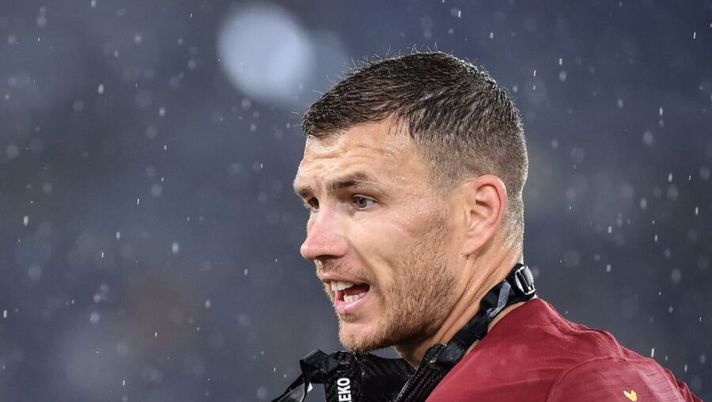 AS Roma's Bosnian forward Edin Dzeko reacts during the UEFA Europa League Group J football match AS Roma vs Borussia Moenchengladbach on October 24, 2019 at the Olympic stadium in Rome. (Photo by Filippo MONTEFORTE / AFP) (Photo by FILIPPO MONTEFORTE/AFP via Getty Images) Gazzetta: “Dzeko convocato o no? Il verdetto è già chiaro, Mayoral è stato avvisato” - immagine 1