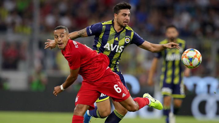 MUNICH, GERMANY - JULY 30: Thiago of FC Bayern Muenchen and Ozan Tufan of Fenerbahce fight for the ball during the Audi cup 2019 semi final match between FC Bayern Muenchen and Fenerbahce at Allianz Arena on July 30, 2019 in Munich, Germany. (Photo by Alexander Hassenstein/Getty Images for AUDI) 