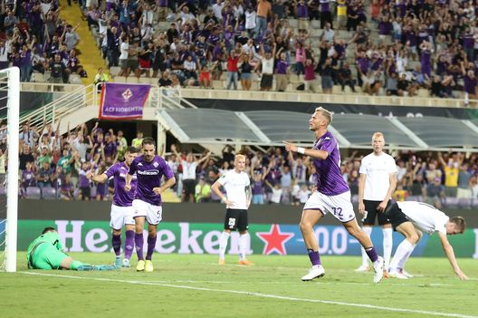 FLORENCE, ITALY - SEPTEMBER 08: Antonin Barak of ACF Fiorentina celebrates after scoring a goal during the UEFA Europa Conference League group A match between ACF Fiorentina and Rīgas Futbola skola at Stadio Artemio Franchi on September 8, 2022 in Florence, Italy. (Photo by Gabriele Maltinti/Getty Images) Poteva essere la giusta spinta per il campionato, e invece…scatta l’allarme- immagine 2