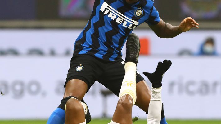 MILAN, ITALY - FEBRUARY 02: Ashley Young of Internazionale fouls Juan Cuadrado of Juventus in the penalty box which leads to a penalty during the Coppa Italia semi-final match between FC Internazionale and Juventus at Stadio Giuseppe Meazza on February 02, 2021 in Milan, Italy. Sporting stadiums around Italy remain under strict restrictions due to the Coronavirus Pandemic as Government social distancing laws prohibit fans inside venues resulting in games being played behind closed doors. (Photo by Marco Luzzani/Getty Images) MILAN, ITALY - FEBRUARY 02: Ashley Young of Internazionale fouls Juan Cuadrado of Juventus in the penalty box which leads to a penalty during the Coppa Italia semi-final match between FC Internazionale and Juventus at Stadio Giuseppe Meazza on February 02, 2021 in Milan, Italy. Sporting stadiums around Italy remain under strict restrictions due to the Coronavirus Pandemic as Government social distancing laws prohibit fans inside venues resulting in games being played behind closed doors. (Photo by Marco Luzzani/Getty Images)