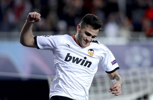 VALENCIA, SPAIN - NOVEMBER 05: Maximiliano Gomez of Valencia celebrates his team's fourth goal during the UEFA Champions League group H match between Valencia CF and Lille OSC at Estadio Mestalla on November 05, 2019 in Valencia, Spain. (Photo by Gonzalo Arroyo Moreno/Getty Images) Sorpresa Fiorentina: i viola contendono Maxi Gomez alla Juventus?- immagine 2