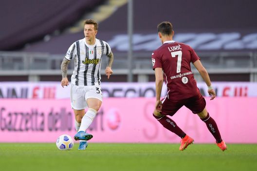 TURIN, ITALY - APRIL 03: Federico Bernardeschi of Juventus competes for the ball with Sasa Lukic of Torino FC during the Serie A match between Torino FC and Juventus at Stadio Olimpico di Torino on April 03, 2021 in Turin, Italy. Sporting stadiums around Italy remain under strict restrictions due to the Coronavirus Pandemic as Government social distancing laws prohibit fans inside venues resulting in games being played behind closed doors. (Photo by Daniele Badolato - Juventus FC/Juventus FC via Getty Images) TURIN, ITALY - APRIL 03: Federico Bernardeschi of Juventus competes for the ball with Sasa Lukic of Torino FC during the Serie A match between Torino FC and Juventus at Stadio Olimpico di Torino on April 03, 2021 in Turin, Italy. Sporting stadiums around Italy remain under strict restrictions due to the Coronavirus Pandemic as Government social distancing laws prohibit fans inside venues resulting in games being played behind closed doors. (Photo by Daniele Badolato - Juventus FC/Juventus FC via Getty Images)