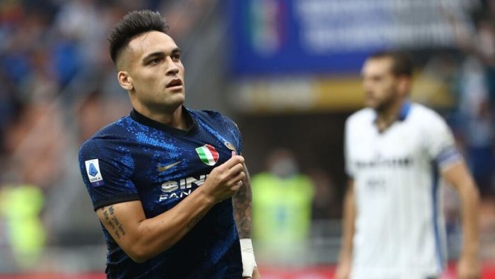 MILAN, ITALY - SEPTEMBER 25: Lautaro Martinez of FC Internazionale celebrates after scoring the opening goal during the Serie A match between FC Internazionale and Atalanta BC at Stadio Giuseppe Meazza on September 25, 2021 in Milan, Italy. (Photo by Marco Luzzani/Getty Images) Lautaro: “Rigori? Non c’è solo Dimarco, siamo in tre a provarli in allenamento” - immagine 1