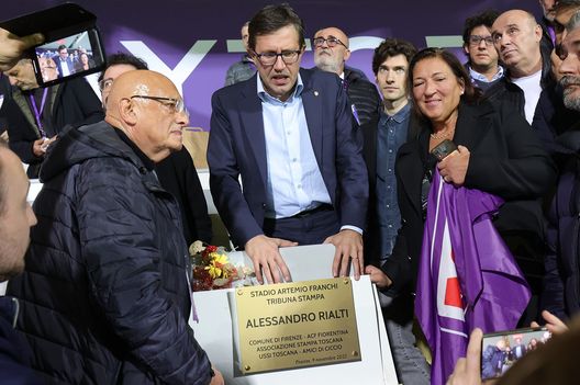FLORENCE, ITALY - NOVEMBER 09: The Mayor of Florence Dario Nardella inaugurates the press box of the Artemio Franchi Stadium to Francesco Rialti journalist of the newspaper Corriere Dello Sport during the Serie A match between ACF Fiorentina and Salernitana at Stadio Artemio Franchi on November 9, 2022 in Florence, Italy. (Photo by Gabriele Maltinti/Getty Images) Commisso e quel progetto rifiutato: serviva più collaborazione, come a Bologna- immagine 2