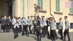 VIDEO Italia, gli azzurri arrivano al Quirinale: capitan Chiellini alza la Coppa