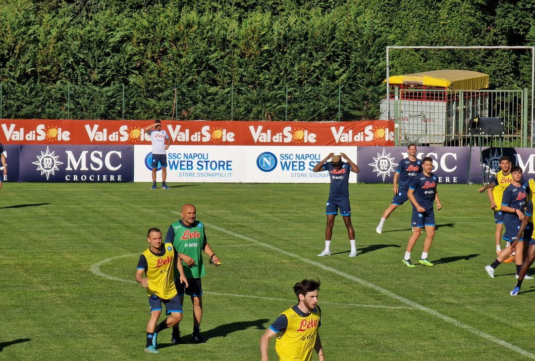 FOTO Osimhen indossa la maschera del viso durante l’allenamento per i calci piazzati - immagine 2