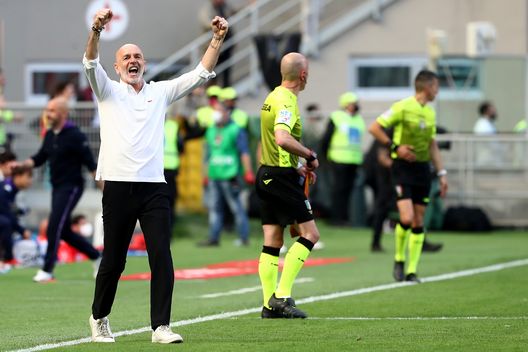 MILAN, ITALY - MAY 01: Stefano Pioli, Head Coach of AC Milan celebrates after their sides victory during the Serie A match between AC Milan and ACF Fiorentina at Stadio Giuseppe Meazza on May 01, 2022 in Milan, Italy. (Photo by Marco Luzzani/Getty Images) Pioli: “Campionato equilibrato, la Fiorentina a un livello molto alto”- immagine 2