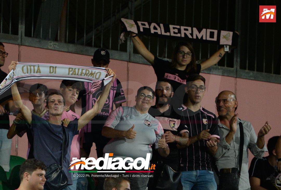FOTOTIFO, Palermo-Genoa 1-0: i tifosi allo stadio “Renzo Barbera” (Gallery) - immagine 36