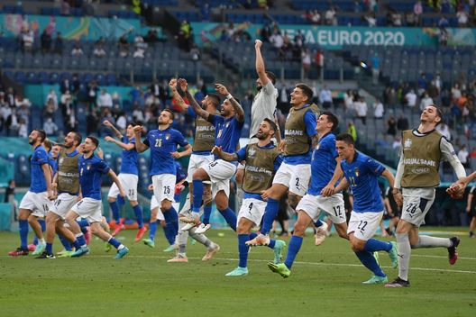L'Italia festeggia il primo posto nel girone. L'Italia festeggia il primo posto nel girone.