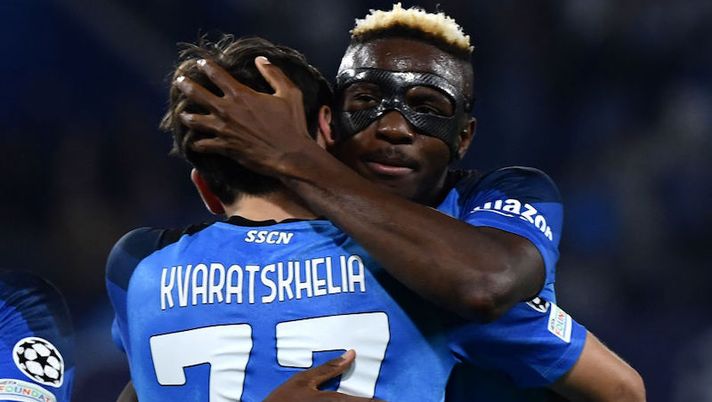 Napoli's Georgian forward Khvicha Kvaratskhelia celebrates with Napoli's Nigeria's forward Victor Osimhen (R) after scoring a penalty kick during the UEFA Champions League Group A football match between SSC Napoli and Ajax Amsterdam at the Diego Armando Maradona Stadium in Naples on October 12, 2022. (Photo by Filippo MONTEFORTE / AFP) (Photo by FILIPPO MONTEFORTE/AFP via Getty Images) Medico Napoli: “Come stanno Kvara e Osimhen, ecco la data del rientro per Rrahmani” - immagine 1