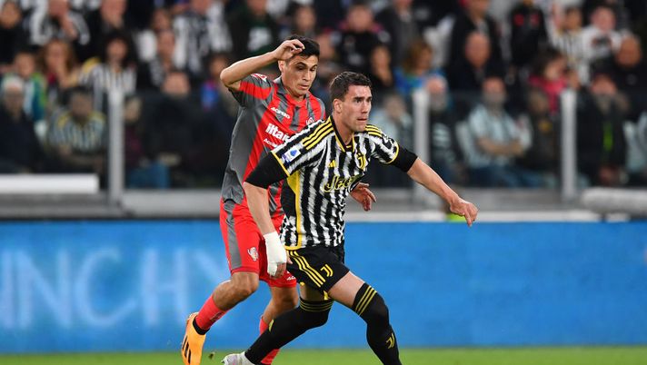 TURIN, ITALY - MAY 14: Dusan Vlahovic of Juventus runs with the ball whilst under pressure from Pablo Galdames of US Cremonese during the Serie A match between Juventus and US Cremonese at Allianz Stadium on May 14, 2023 in Turin, Italy. (Photo by Valerio Pennicino/Getty Images)  Voti fantacalcio: Paredes come Fagioli! Bocciati Vlahovic e Okereke, Kean… - immagine 1
