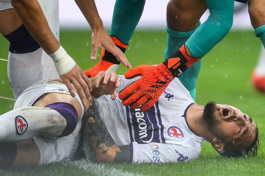 GENOA, ITALY - SEPTEMBER 18: Gaetano Castrovilli of Fiorentina lies on the pitch after suffering an injury during the Serie A match between Genoa CFC and AFC Fiorentina at Stadio Luigi Ferraris on September 18, 2021 in Genoa, Italy. (Photo by Getty Images) GENOA, ITALY - SEPTEMBER 18: Gaetano Castrovilli of Fiorentina lies on the pitch after suffering an injury during the Serie A match between Genoa CFC and AFC Fiorentina at Stadio Luigi Ferraris on September 18, 2021 in Genoa, Italy. (Photo by Getty Images)